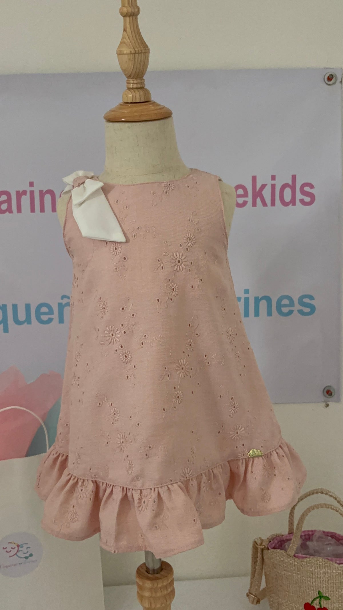 VESTIDO ROSA CON LAZO BLANCO EN EL HOMBRO