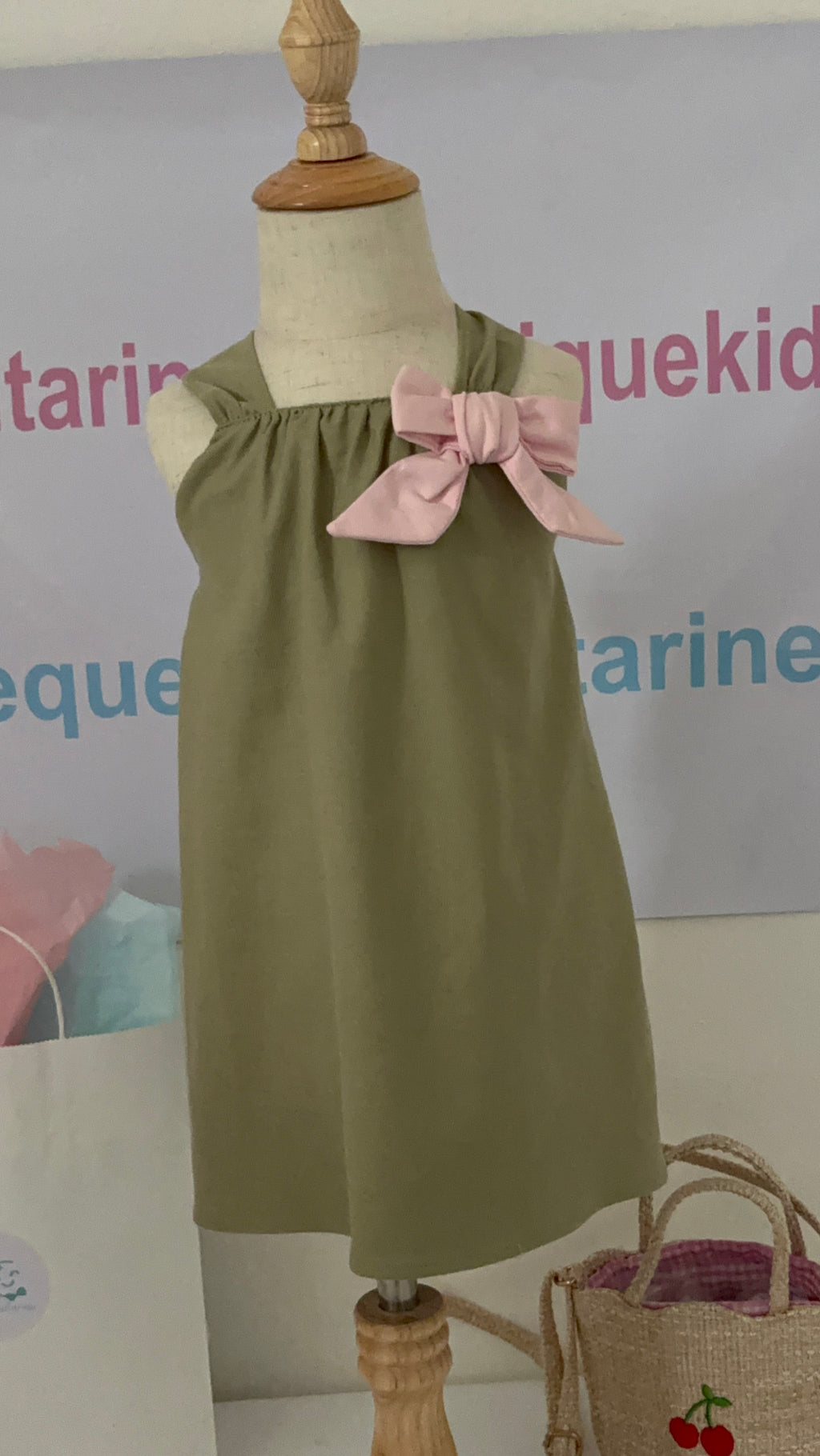 TRAJE VERDE CON LAZO ROSA