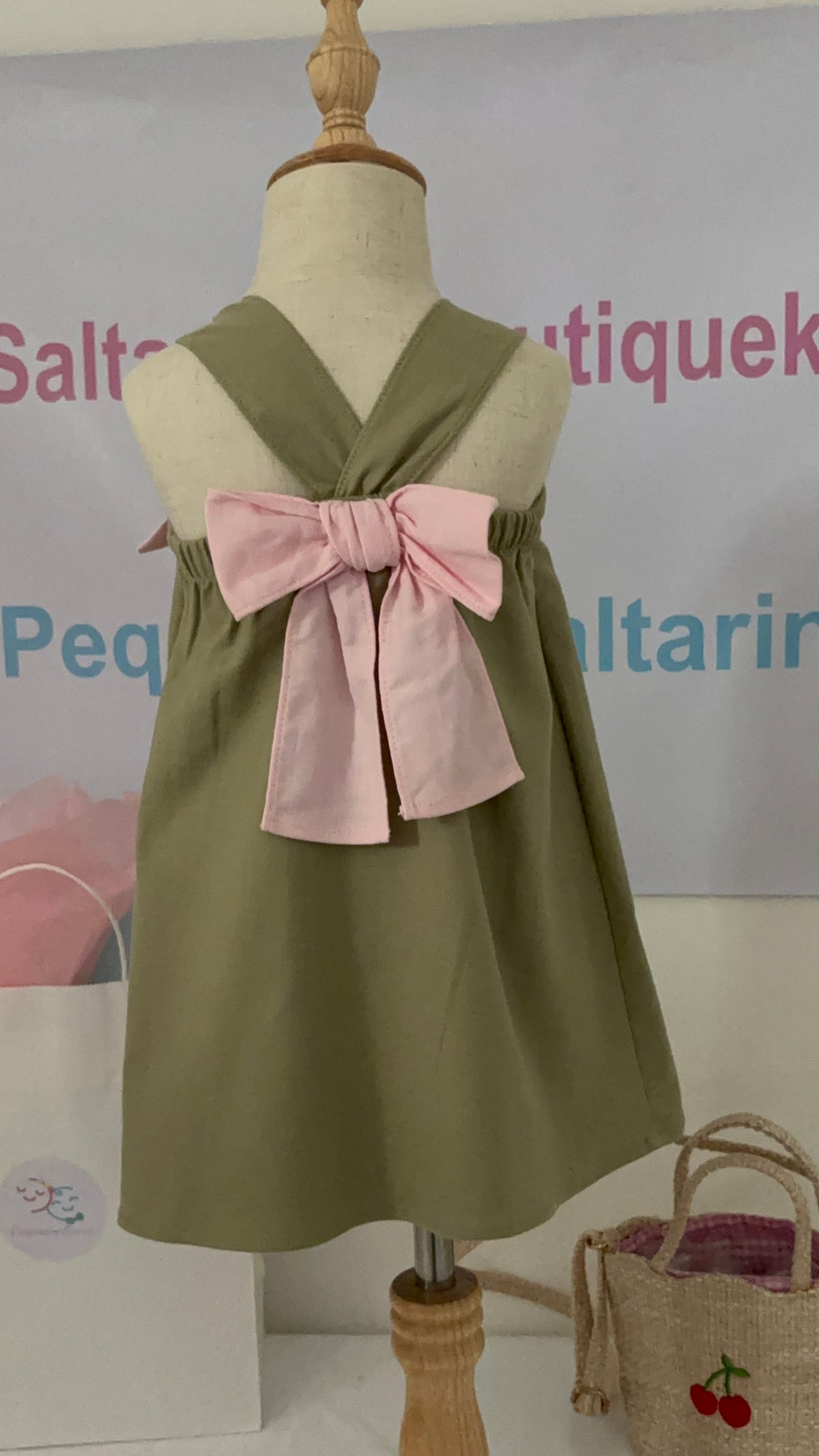 TRAJE VERDE CON LAZO ROSA