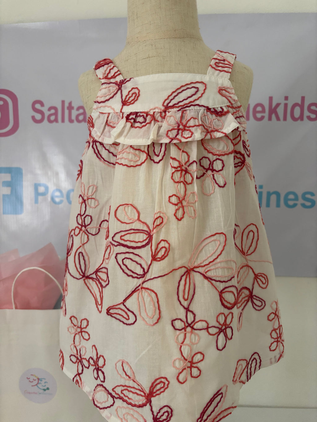 VESTIDO DE TIRAS CON TELA BORDADA DE FLORES