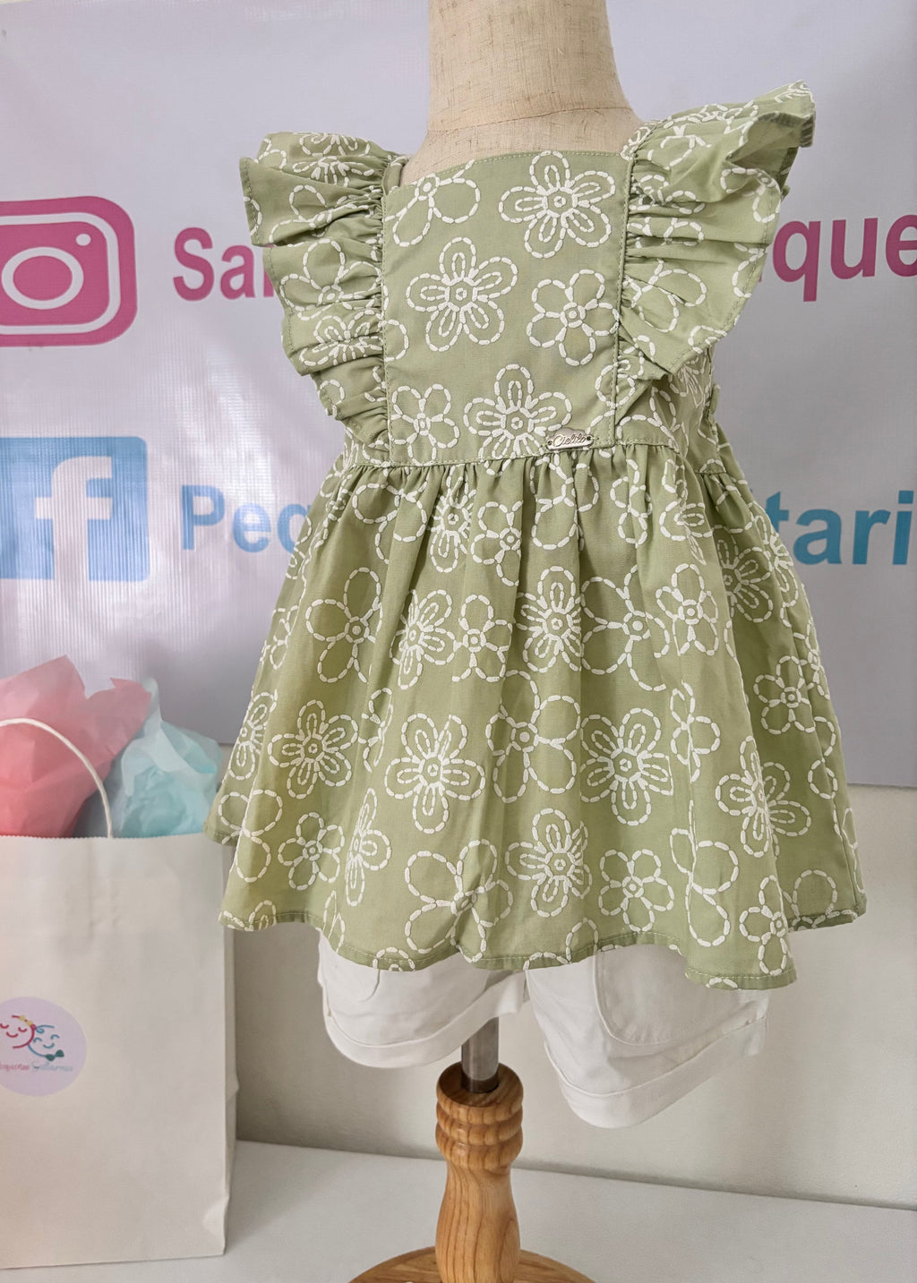 CONJUNTO BLUSA VERDE ESTAMPADA Y SHORT BLANCO