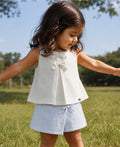 CONJUNTO BLUSA BLANCA Y FALDA SHORT AZUL