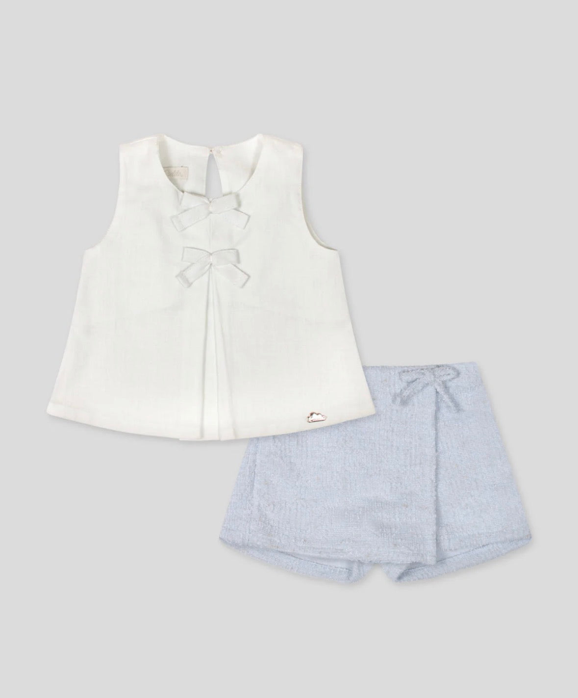 CONJUNTO BLUSA BLANCA Y FALDA SHORT AZUL