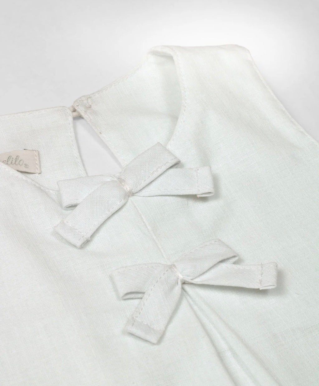 CONJUNTO BLUSA BLANCA Y FALDA SHORT AZUL