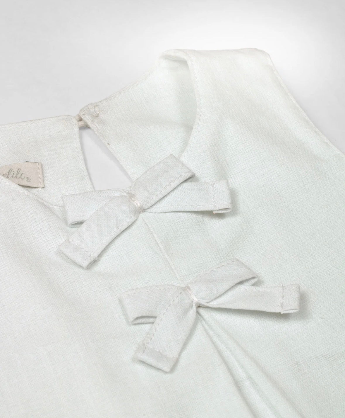 CONJUNTO BLUSA BLANCA Y FALDA SHORT AZUL